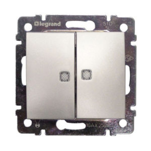 Legrand 770128 Переключатель на 2 направления с подсветкой Valena 10 AX 250 В~ алюминий